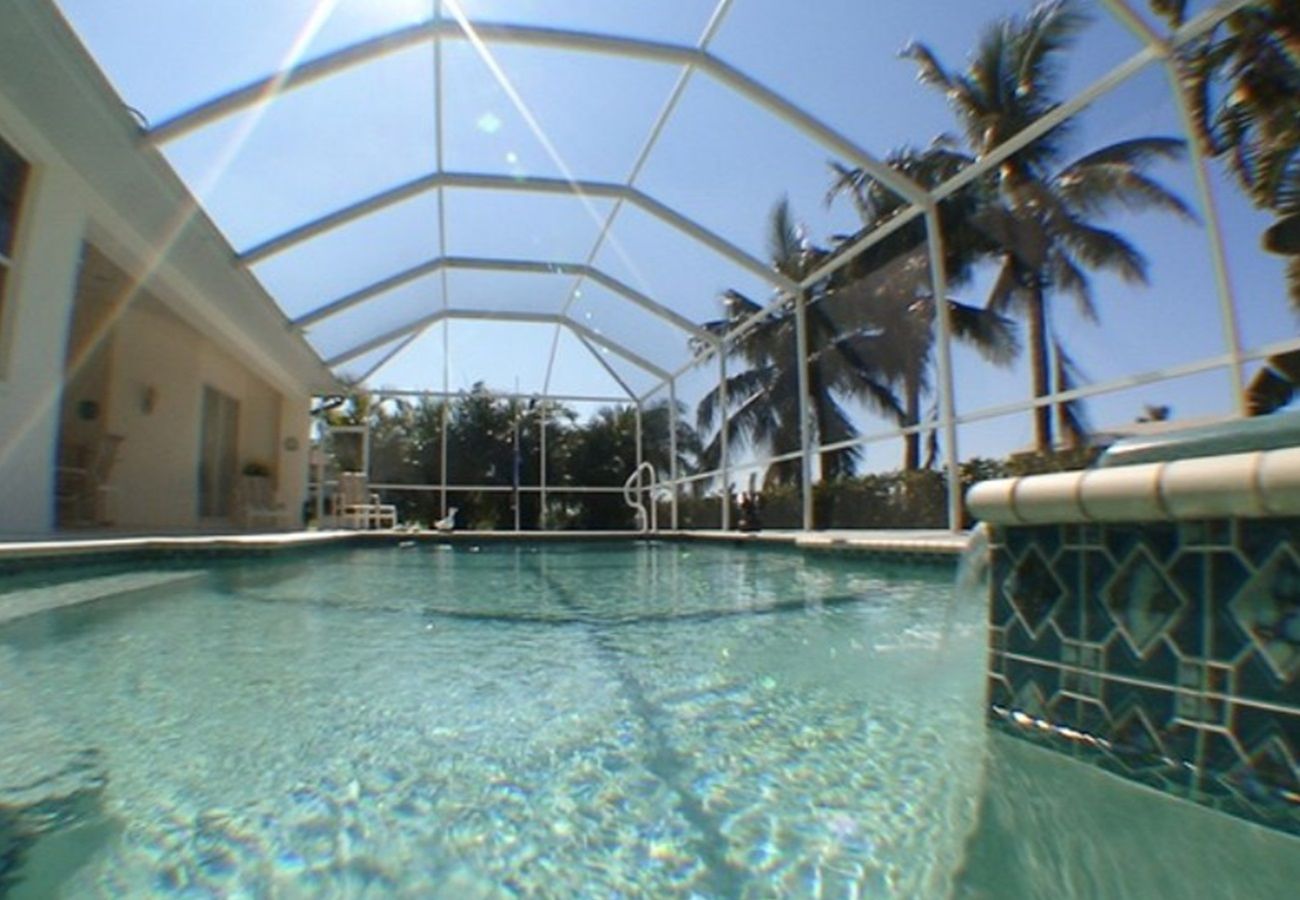 Ferienhaus in Cape Coral - CCVR Villa American Dream - Haus mit Direktzugang zum Golf von Mexico mit Pool + Spa
