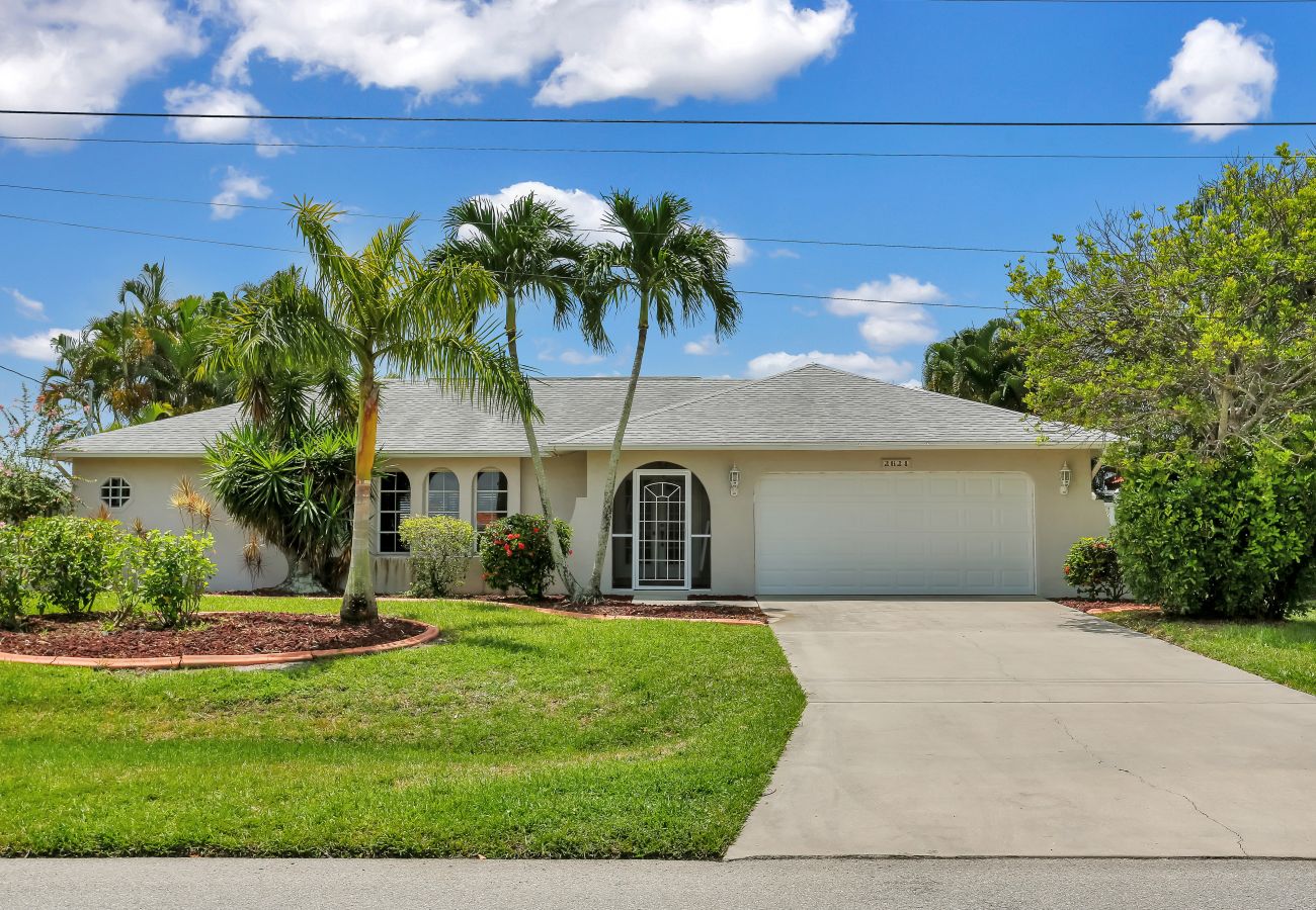 Ferienhaus in Cape Coral - Serenity - Attractive Gulf Access Home with Contemporary Furnishings