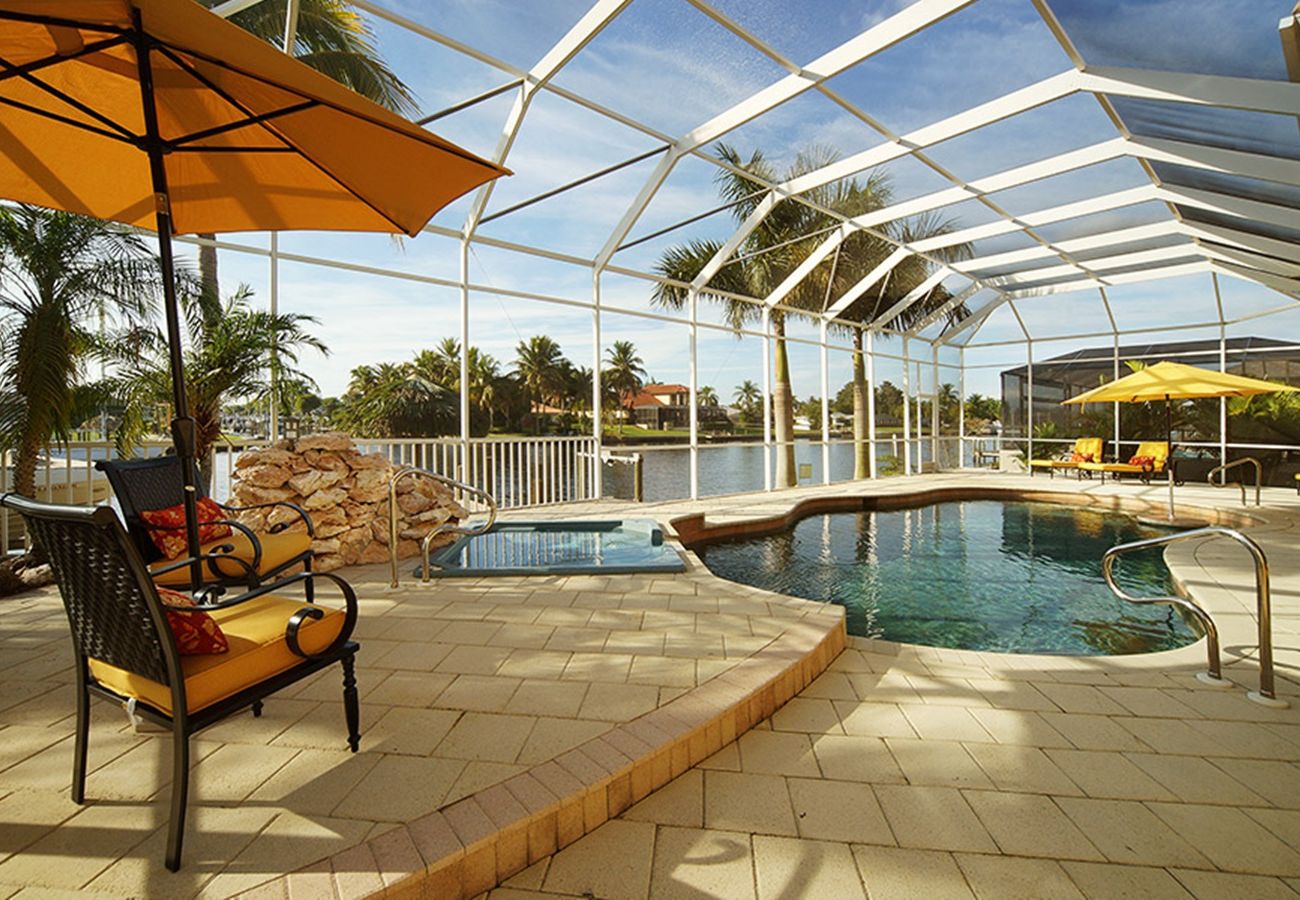 Villa in Cape Coral - CCVR Villa Bimini - Spektakuläre Villa mit Segelboot-Zugang und Pool mit Spa