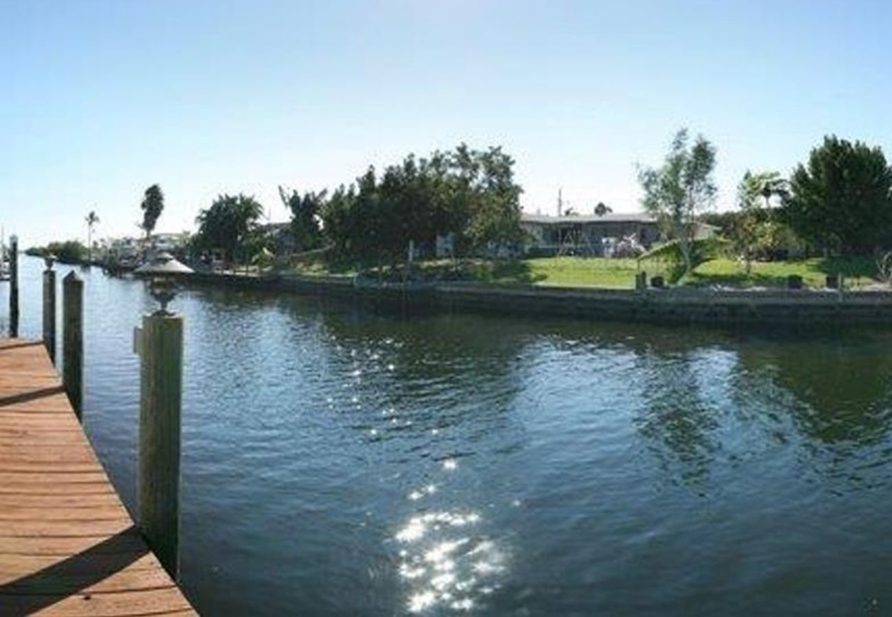 Ferienhaus in Cape Coral - CCVR Villa White Heron - Stylish Sailboat Access Home with Heated Pool
