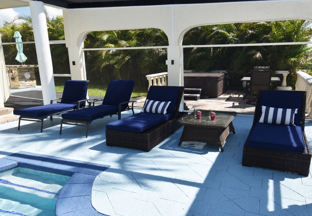 Villa in Cape Coral - CCVR Villa Surfside - Ein Feriendomizil für Gäste, die das Außergewöhnliche lieben