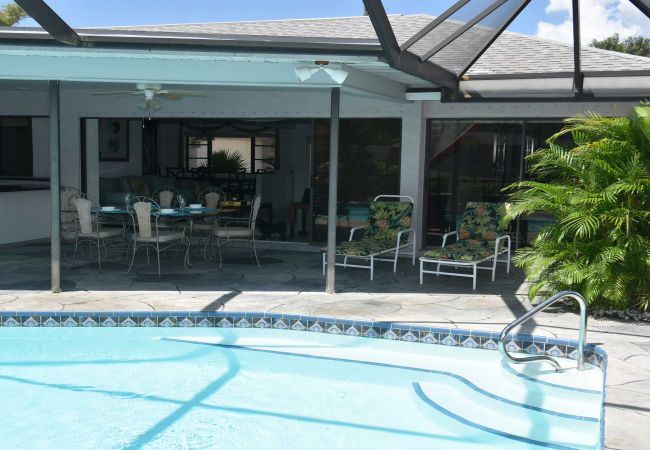 Ferienhaus in Cape Coral - CCVR Villa Oasis - Oase des Friedens umgeben von einem tropischen Garten