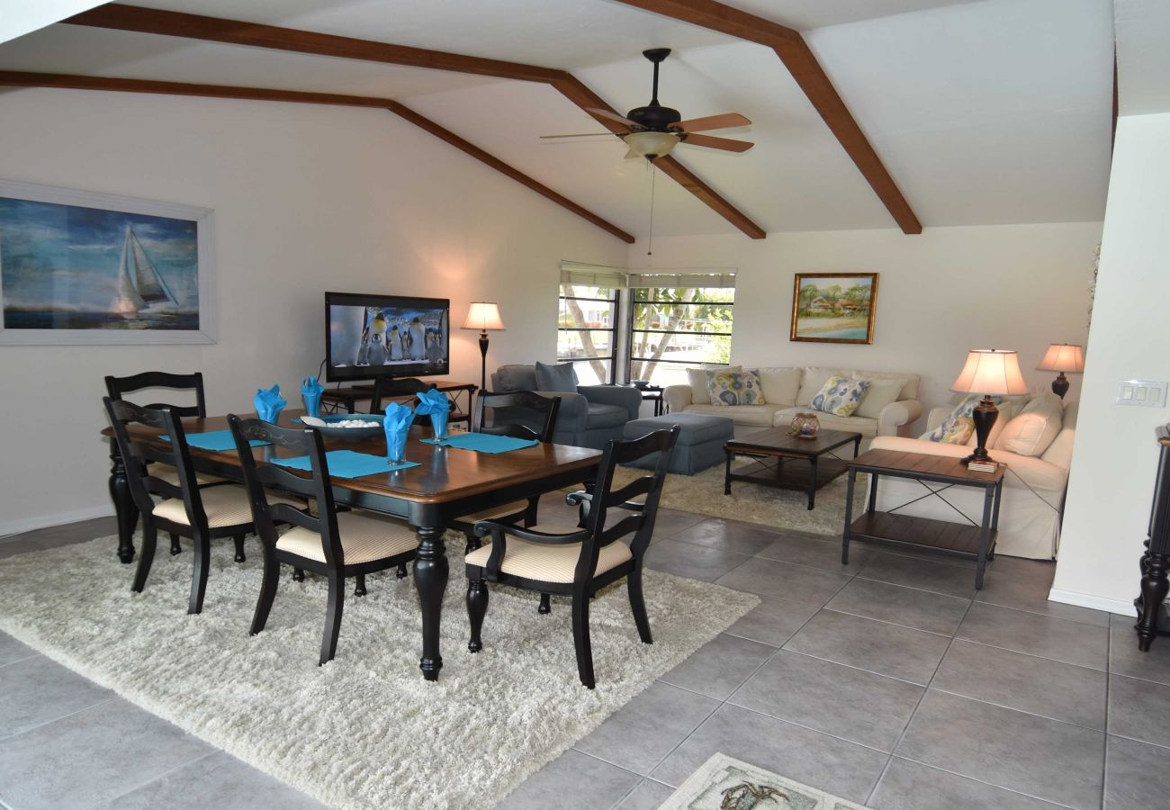 Ferienhaus in Cape Coral - CCVR Villa Oasis - Oase des Friedens umgeben von einem tropischen Garten
