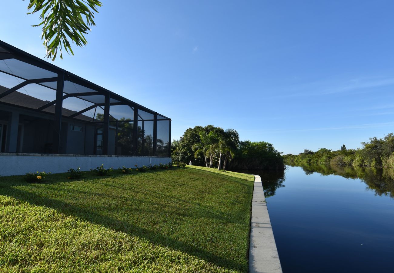 Ferienhaus in Cape Coral - CCVR Villa Tranquility - Ruhige Oase in neu gebautem Haus mit Salzwasserpool