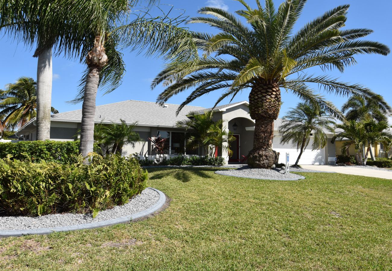 Ferienhaus in Cape Coral - CCVR Villa Mermaid - Off-Water Oase Umgeben Von Grossen Palmen