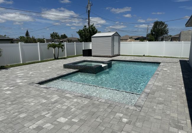 Ferienhaus in Cape Coral - CCVR Villa Coral Pearl – Perfekte Off-Water-Ferienwohnung mit privatem Pool und Spa im eingezäunten Garten