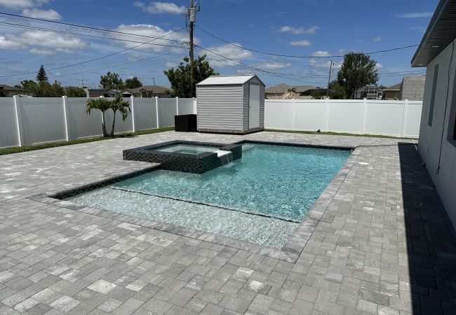 Ferienhaus in Cape Coral - CCVR Villa Coral Pearl – Perfekte Off-Water-Ferienwohnung mit privatem Pool und Spa im eingezäunten Garten