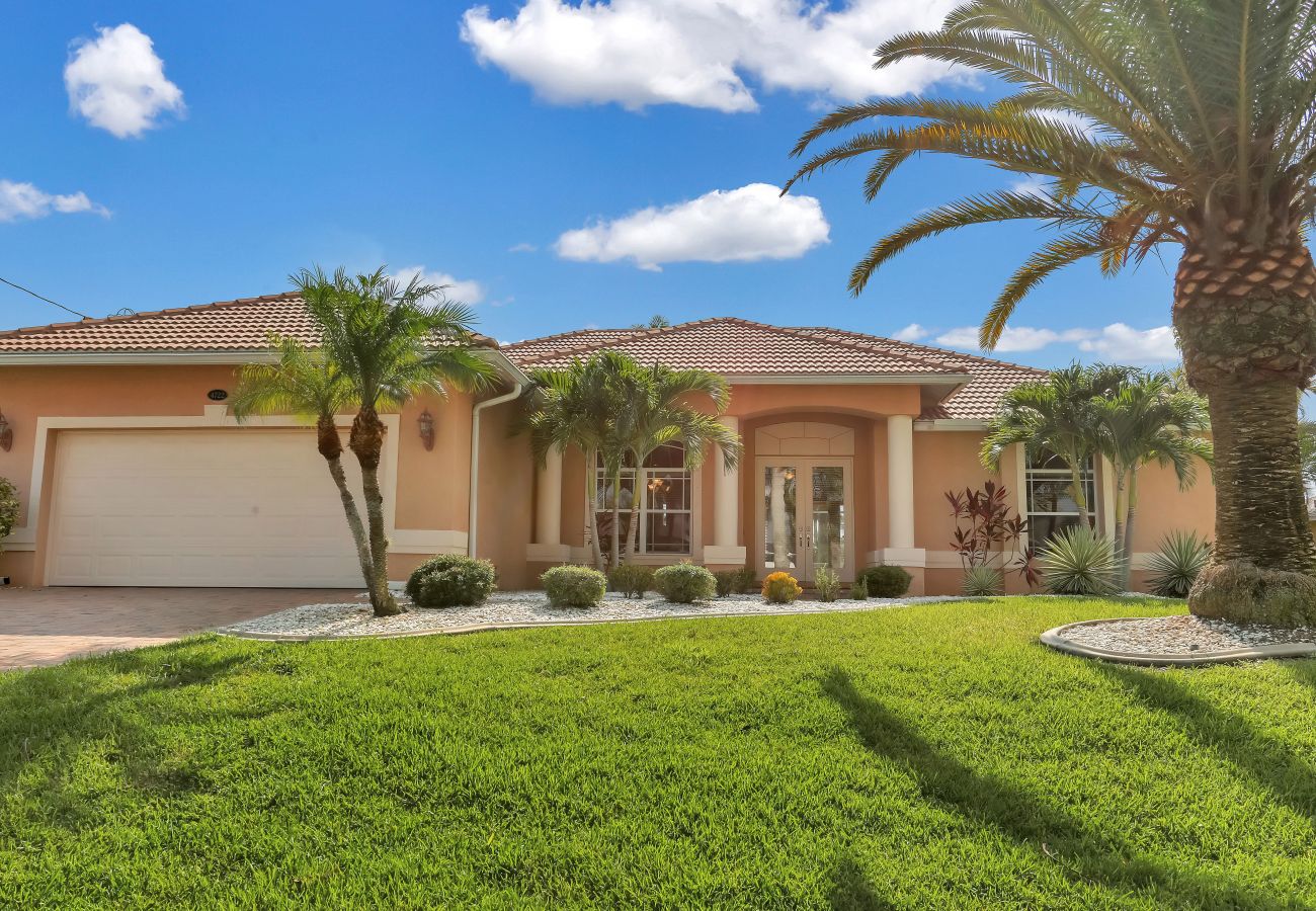 House in Cape Coral - Bahama - Beautiful Tropical-Style Gulf Access Home