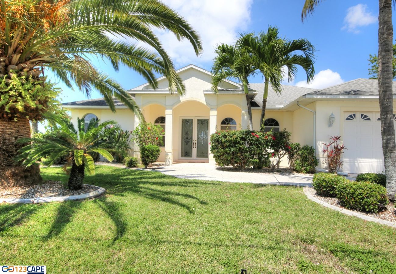 House in Cape Coral - CCVR Villa American Dream - Sailboat Access Home with Pool & Spa