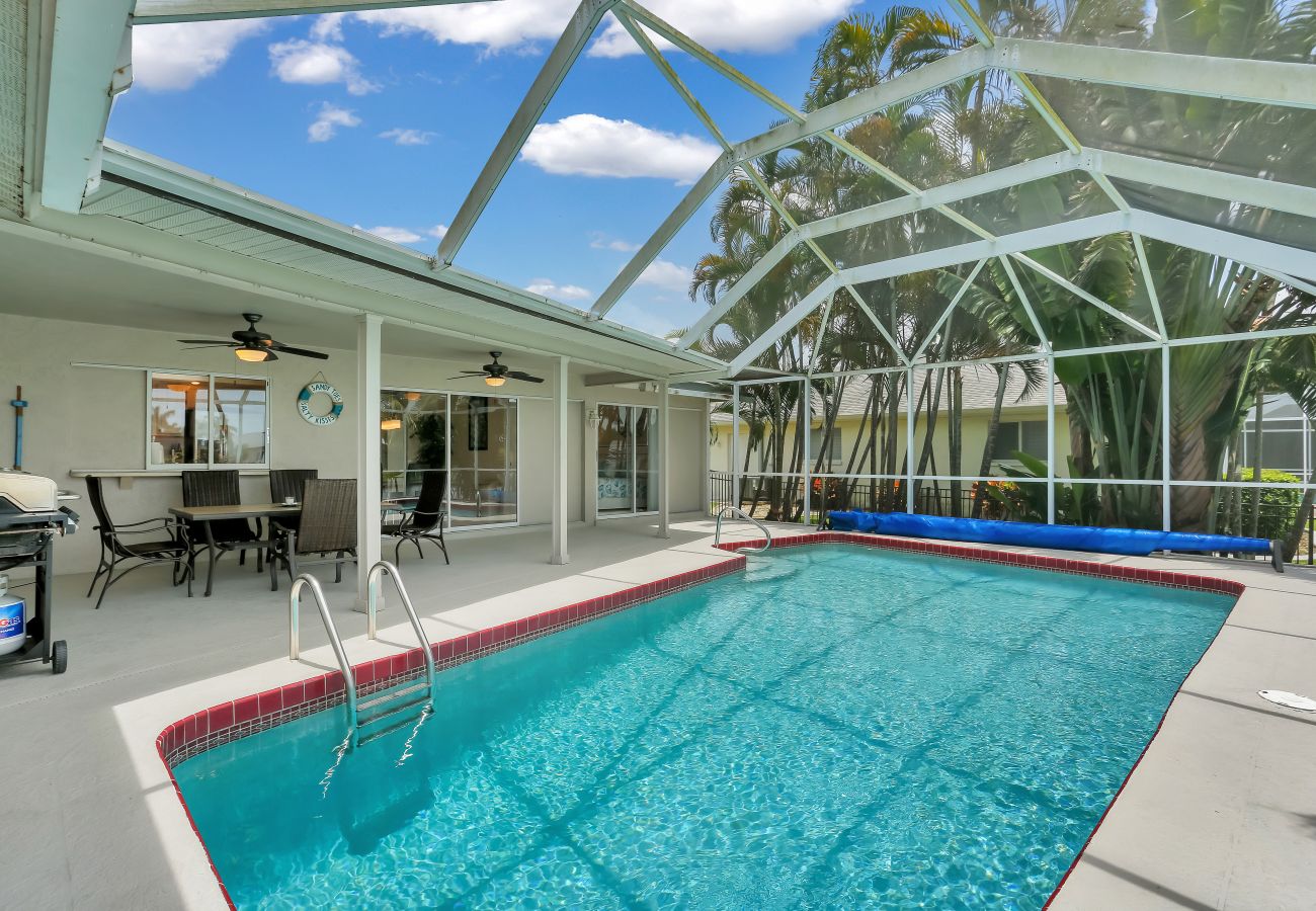 House in Cape Coral - Serenity - Attractive Gulf Access Home with Contemporary Furnishings