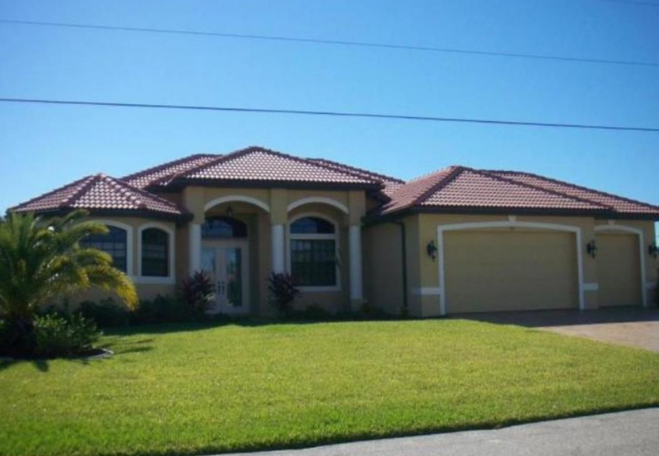 House in Cape Coral - CCVR Villa Sensation - Gorgeous Sailboat Access Home with South Facing Pool Area