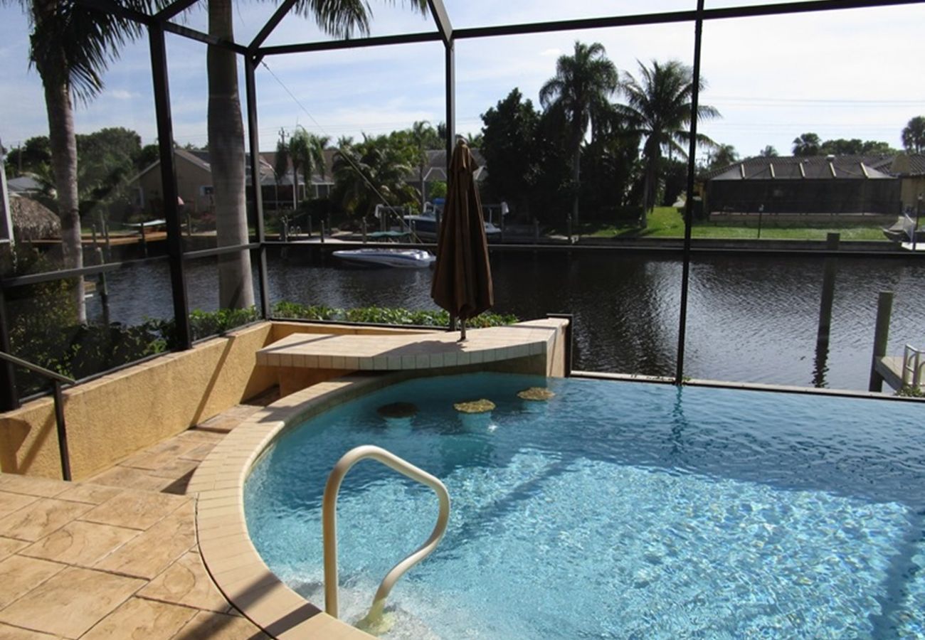 House in Cape Coral - CCVR Villa Sensation - Gorgeous Sailboat Access Home with South Facing Pool Area