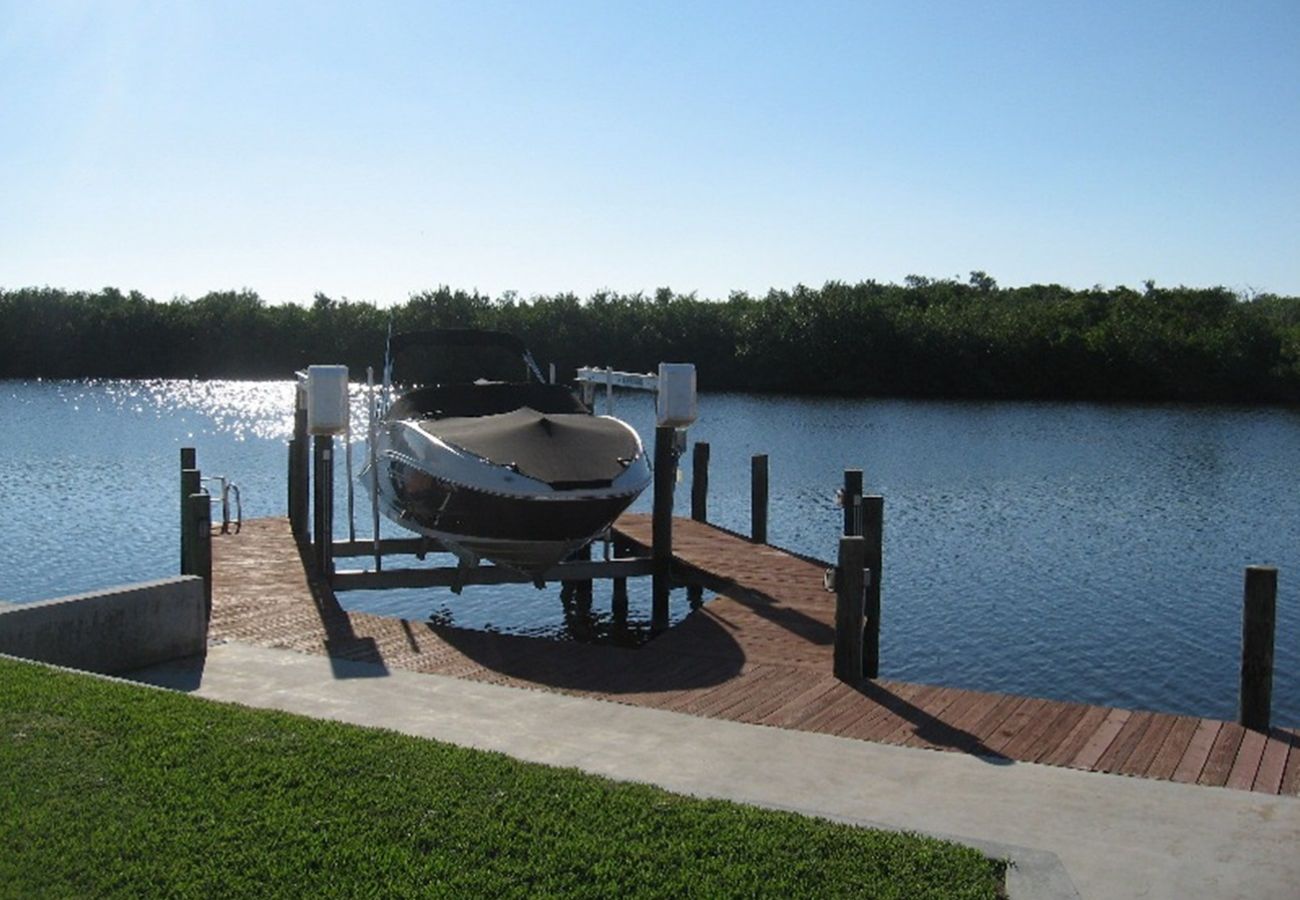 Villa in Cape Coral - Villa Sunset Cove - Spectacular Mansion Overlooking the Spreader Waterway