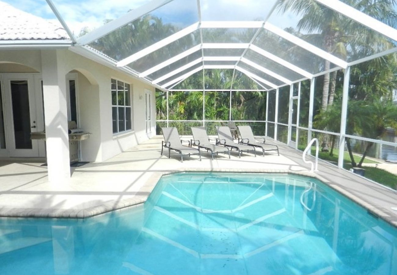 House in Cape Coral - CCVR Villa Leonie - Sailboat Access Home in the Popular Yacht Club Area