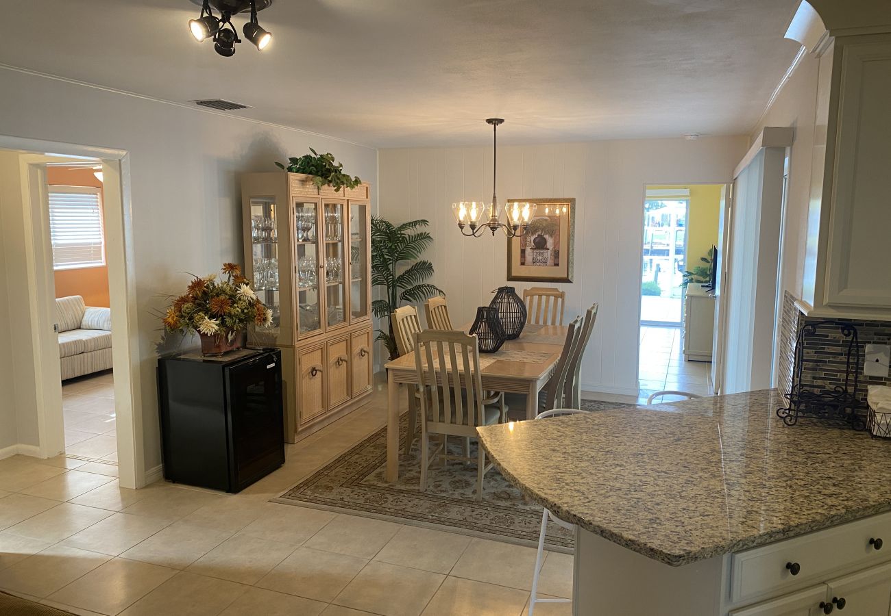 House in Cape Coral - CCVR Villa Saxony - Spacious Home in Prime Boating Location with Fantastic Water Views