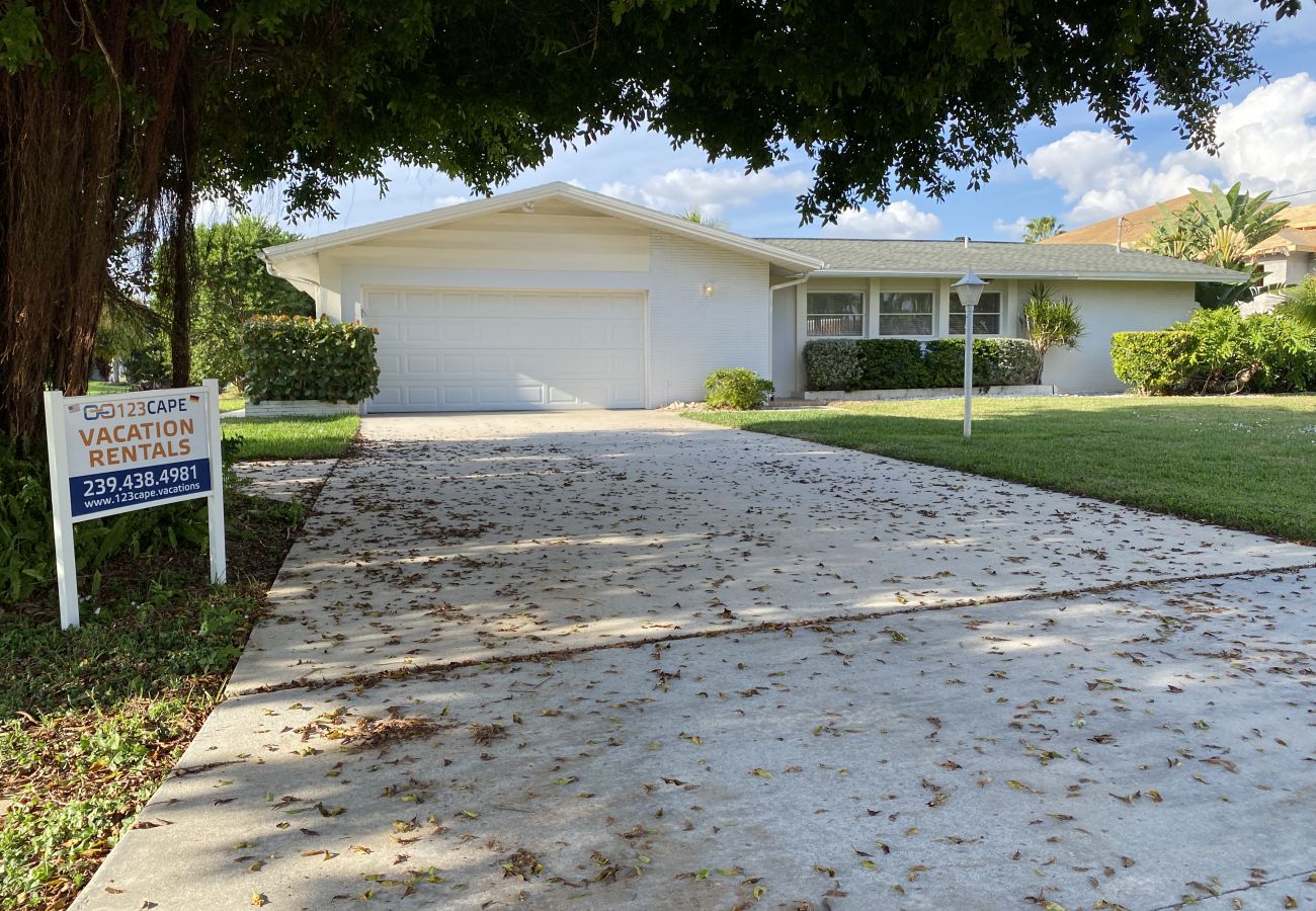House in Cape Coral - CCVR Villa Saxony - Spacious Home in Prime Boating Location with Fantastic Water Views