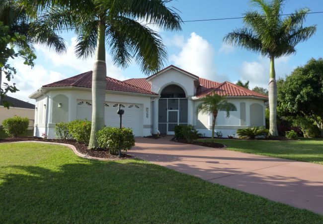 House in Cape Coral - CCVR Villa Paloma - Beautiful Off Water Home with South Facing Pool Area