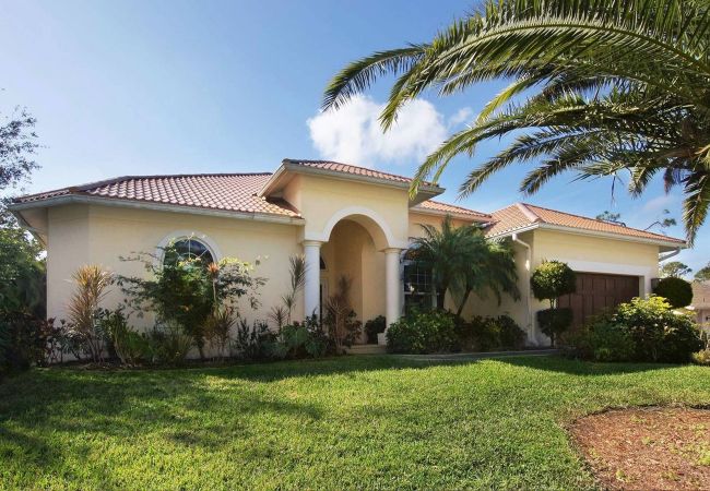 House in Fort Myers - CCVR Villa Country Club Residence - Stylish 4 BR Home in Gated Community in Ft. Myers