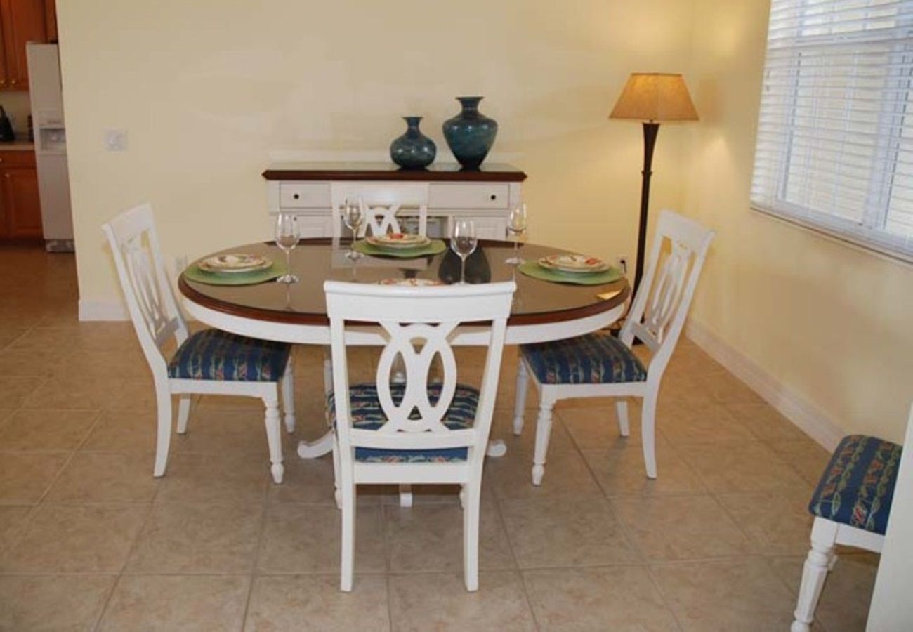 House in Cape Coral - CCVR Villa Southern Comfort - Stylish Waterfront Home with Walking Distance to Yacht Club