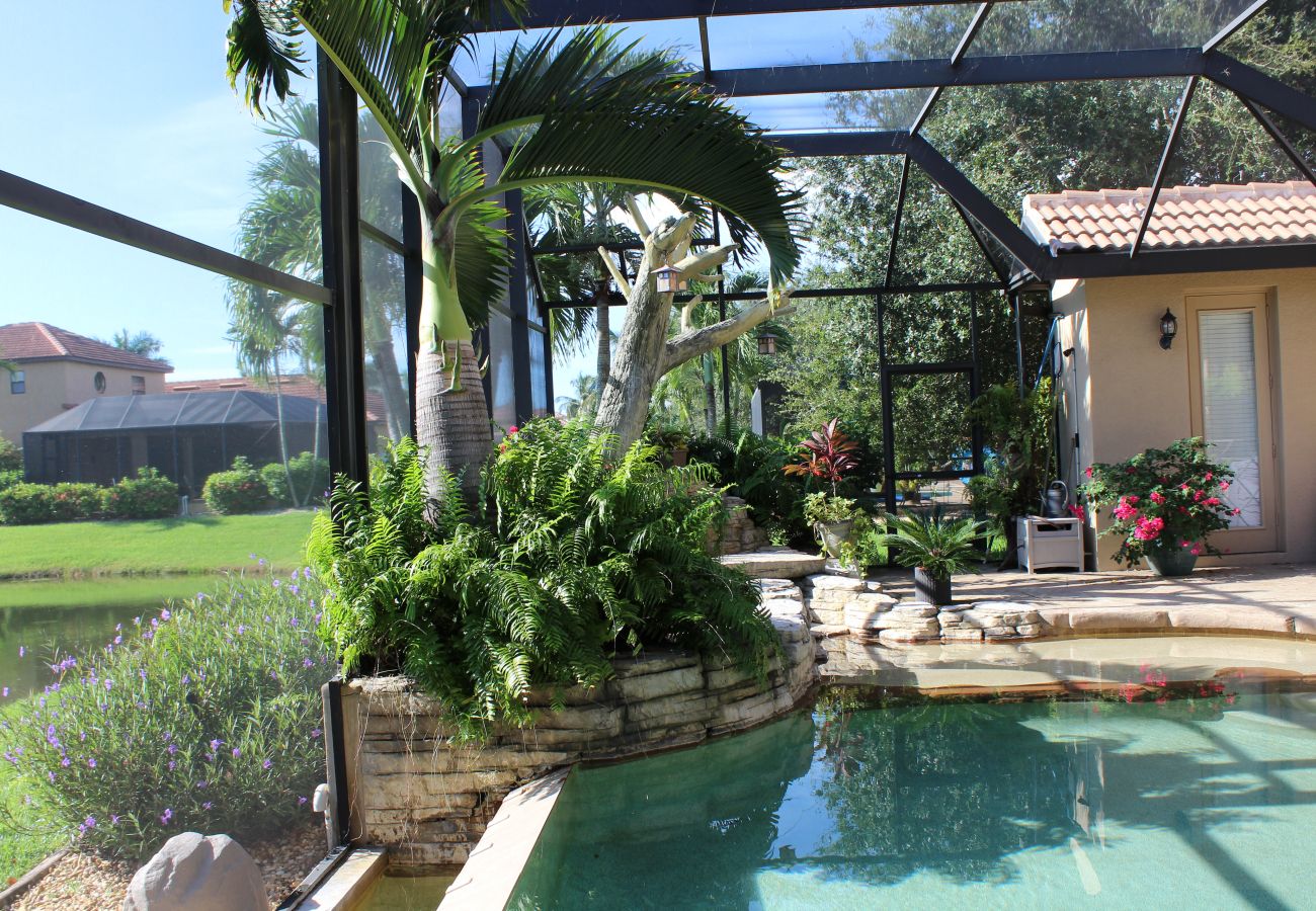 House in Cape Coral - CCVR Villa Soleil Brillant - Luxury Lakefront Home with Incredible Pool Area