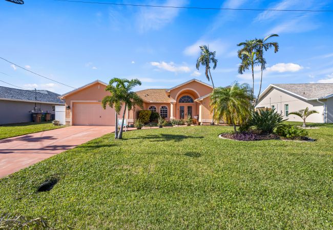 House in Cape Coral - CCVR Villa Paradise Palms - Beautiful Gulf Access Home