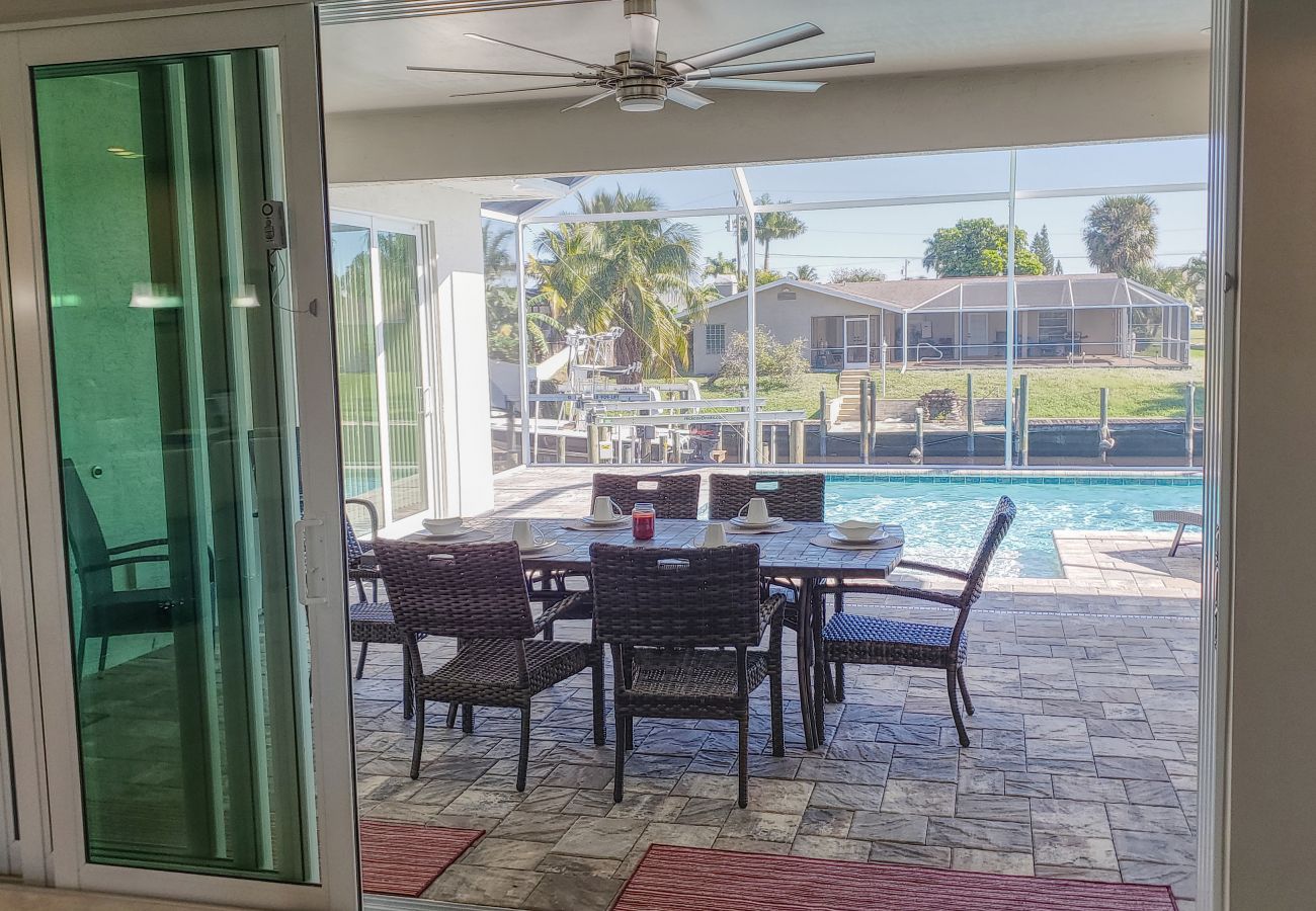 House in Cape Coral - CCVR Villa Gold Coast Getaway - Beautiful Direct Gulf Access Pool Home with large TV/Media Room