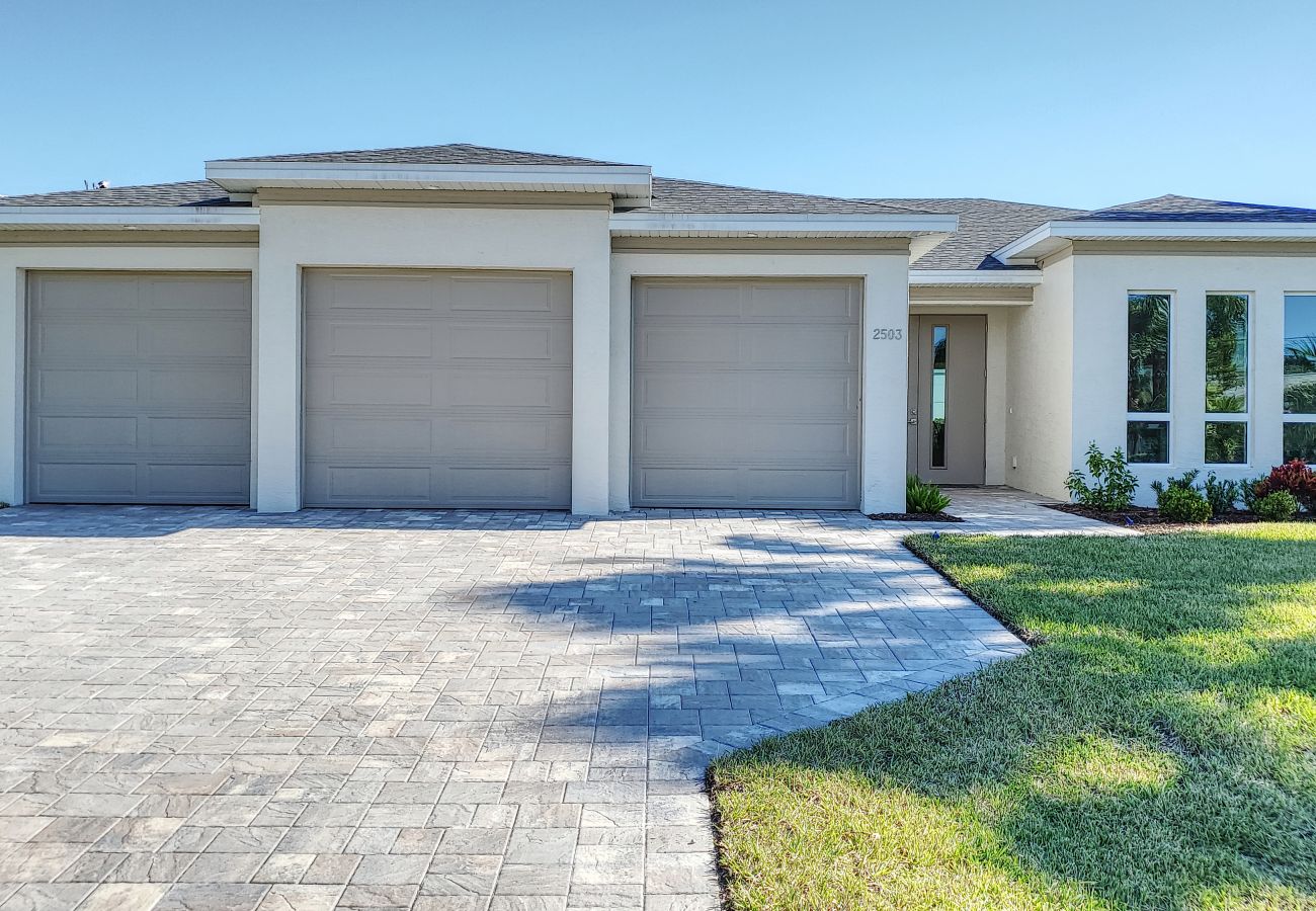 House in Cape Coral - CCVR Villa Gold Coast Getaway - Beautiful Direct Gulf Access Pool Home with large TV/Media Room