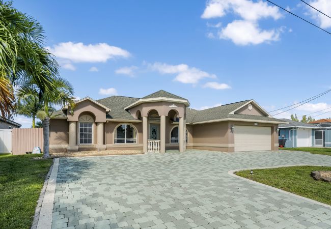 House in Cape Coral - CCVR Villa Sunset Paradise - Amazing Family Getaway