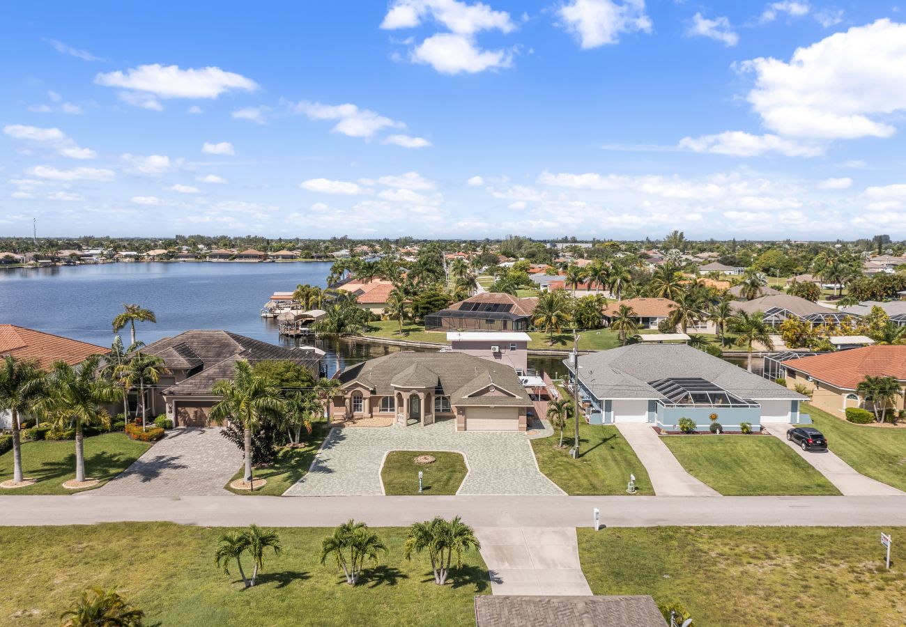 House in Cape Coral - CCVR Villa Sunset Paradise - Amazing Family Getaway