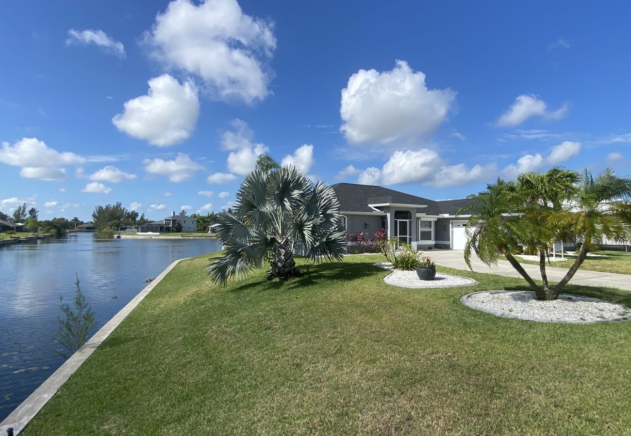 House in Cape Coral - CCVR Villa Lake Jolie - Almost Surrounded by Fresh Water with Amazing Views and Southern Exposure
