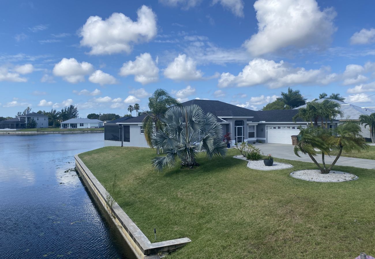 House in Cape Coral - CCVR Villa Lake Jolie - Almost Surrounded by Fresh Water with Amazing Views and Southern Exposure