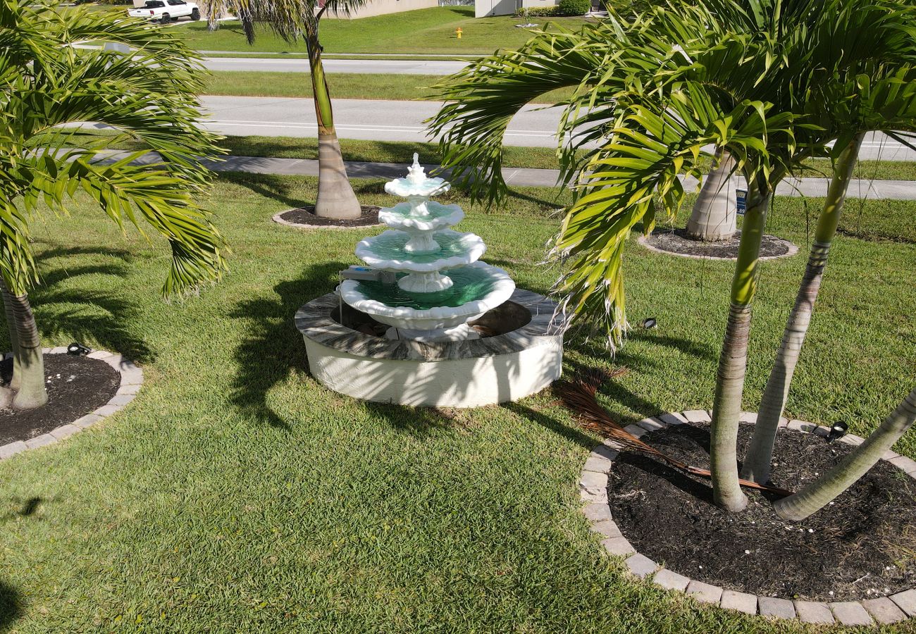 Villa in Cape Coral - CCVR Villa Surfside - Vacation Home for Guests Who Love the Extraordinary