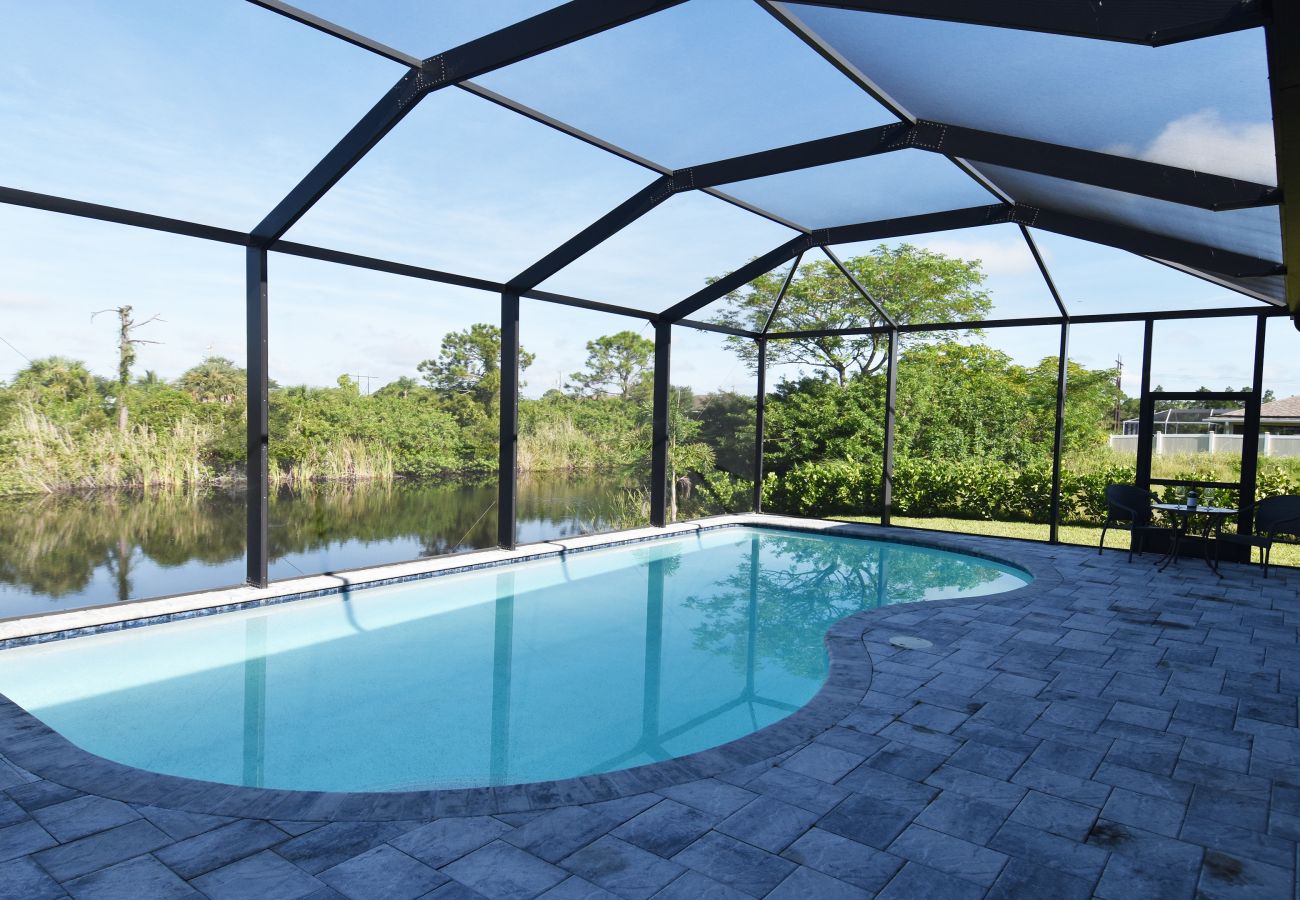 House in Cape Coral - CCVR Villa Tranquility - Quiet Oasis in Newly Built House with Saltwater Pool