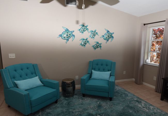 House in Cape Coral - CCVR Villa Mermaid - Off-Water Oasis Surrounded by Big Palm Trees