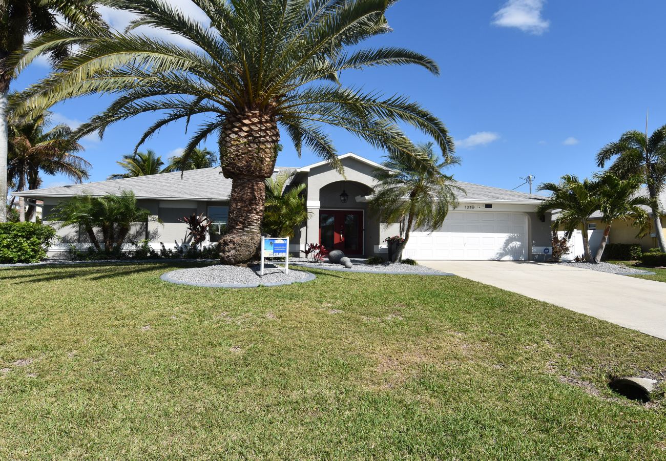 House in Cape Coral - CCVR Villa Mermaid - Off-Water Oasis Surrounded by Big Palm Trees