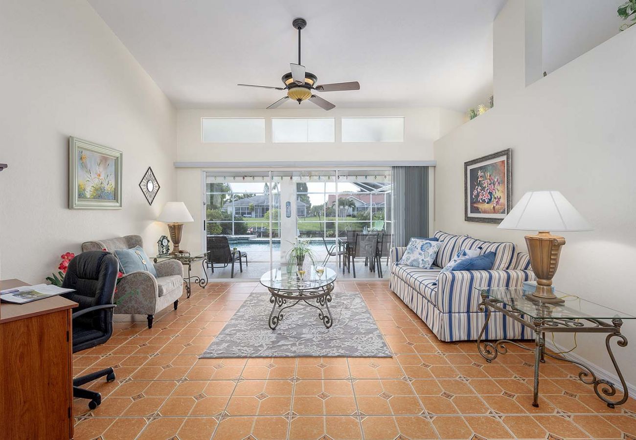 House in Cape Coral - CCVR Villa Florida Sun - Beautiful Southern Exposure Villa with Spa and Gulf Access