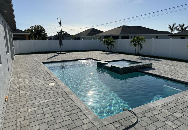 House in Cape Coral - CCVR Villa Coral Pearl – Perfect Off-Water Vacation Rental with Private Pool and Spa in Fenced Backyard