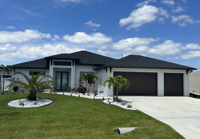 House in Cape Coral - CCVR Villa Coral Pearl – Perfect Off-Water Vacation Rental with Private Pool and Spa in Fenced Backyard