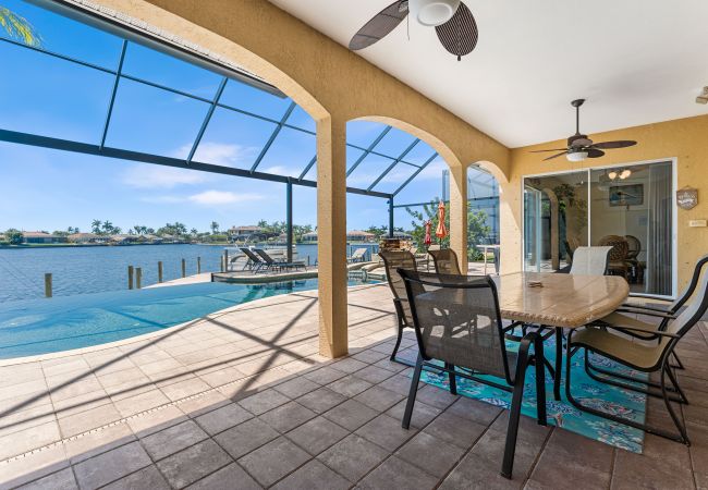 Villa in Cape Coral - Villa Estelle - Huge lake front Villa