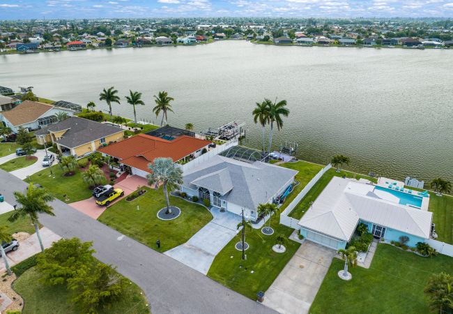 House in Cape Coral - CCVR - Villa Turtle Cove - Beautiful lake front pool home