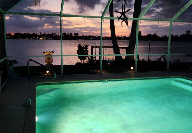 House in Cape Coral - CCVR - Villa Turtle Cove - Beautiful lake front pool home